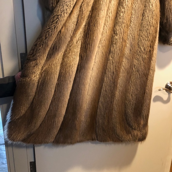 Full length beaver coat with bone button - Picture 2 of 10